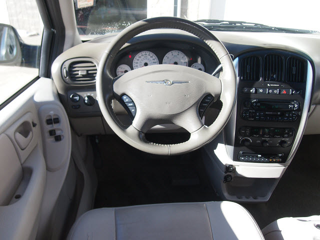 Chrysler Town and Country 2006 photo 5