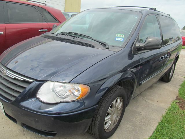 Chrysler Town and Country 2006 photo 2