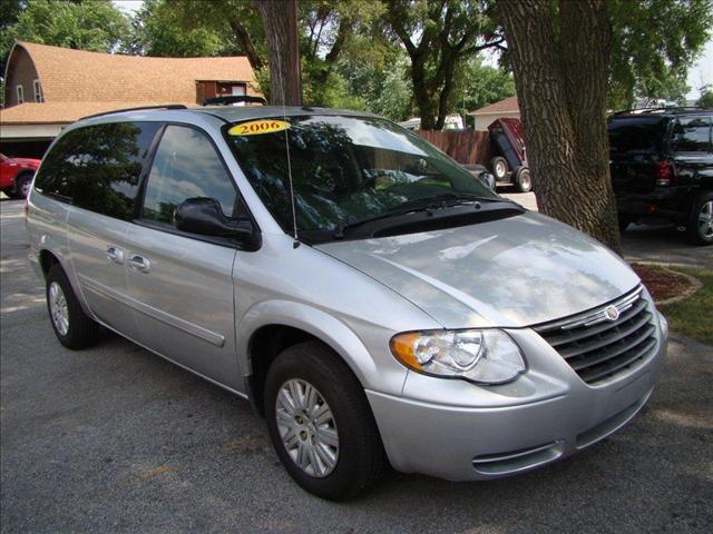 Chrysler Town and Country 2006 photo 2