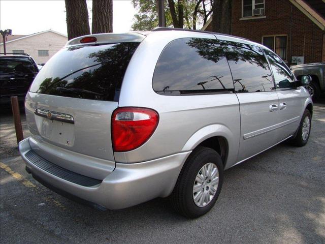 Chrysler Town and Country 2006 photo 3