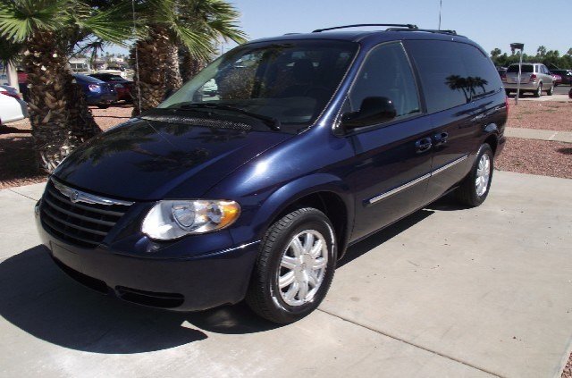 Chrysler Town and Country 2006 photo 2