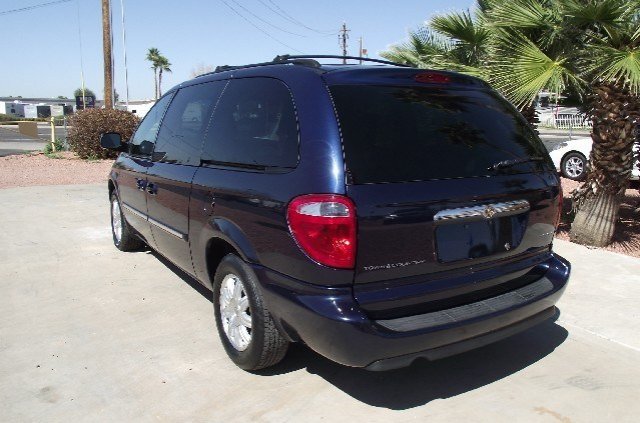 Chrysler Town and Country 2006 photo 3
