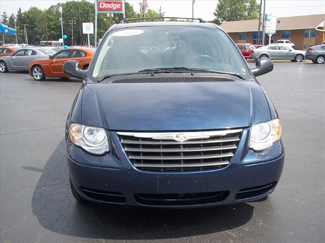 Chrysler Town and Country 2006 photo 1