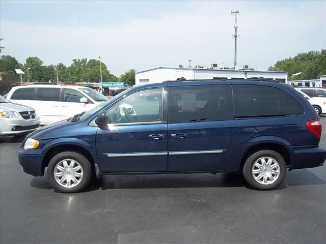 Chrysler Town and Country 2006 photo 2