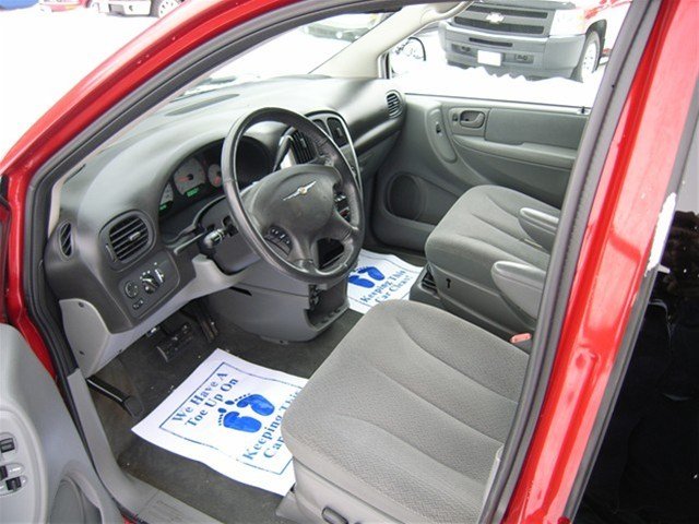 Chrysler Town and Country 2006 photo 2