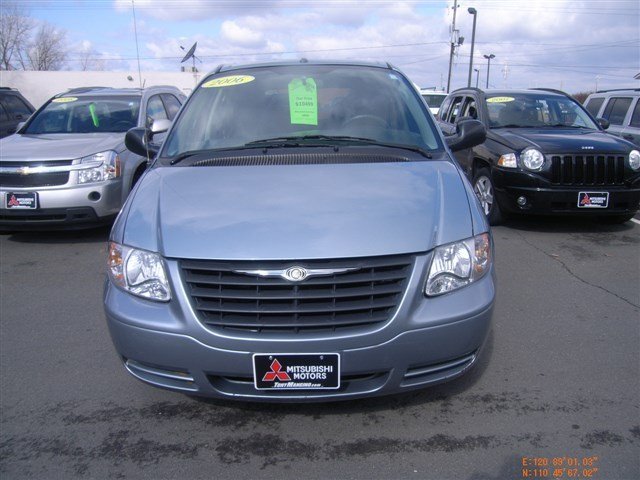 Chrysler Town and Country 2006 photo 1