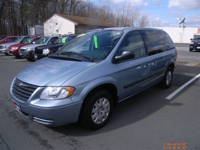 Chrysler Town and Country 2006 photo 2