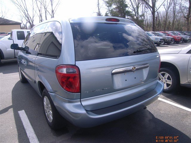 Chrysler Town and Country 2006 photo 3