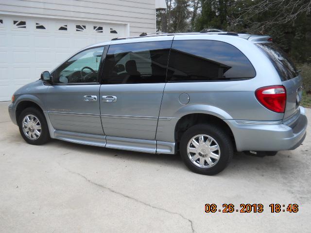 Chrysler Town and Country 2006 photo 1