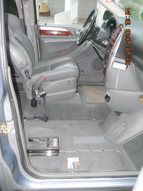 Chrysler Town and Country 2006 photo 2