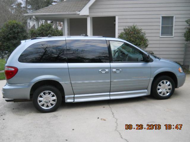 Chrysler Town and Country 2006 photo 3