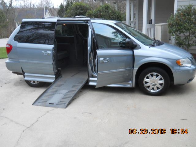 Chrysler Town and Country 2006 photo 5