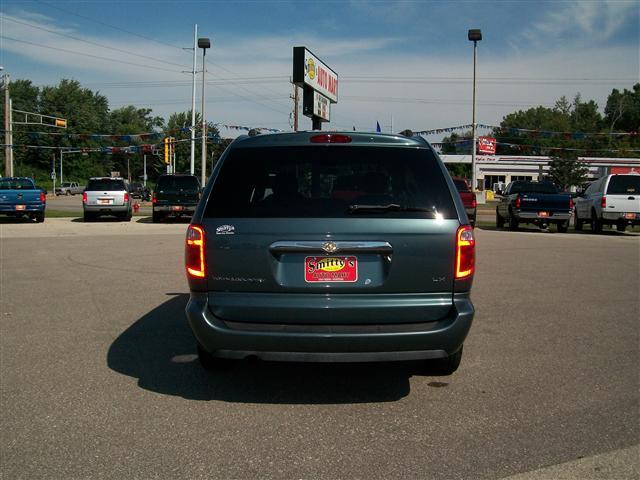 Chrysler Town and Country 2006 photo 2
