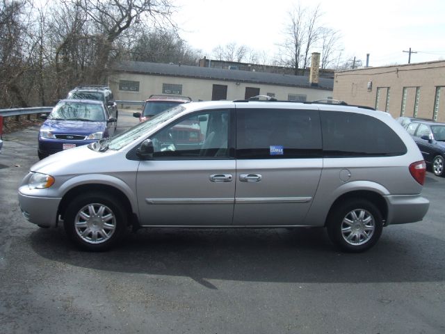 Chrysler Town and Country 2006 photo 1