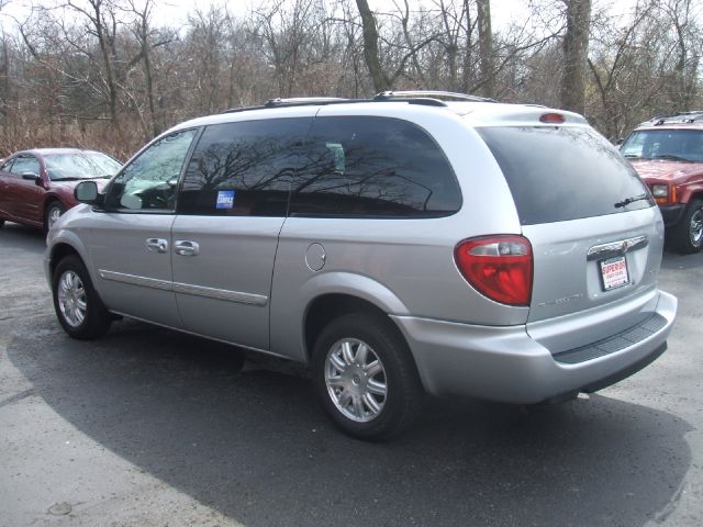 Chrysler Town and Country 2006 photo 2