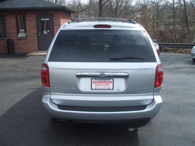 Chrysler Town and Country 2006 photo 3