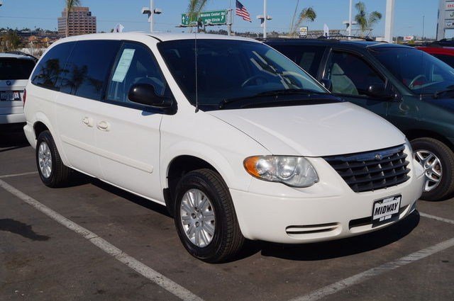 Chrysler Town and Country 2006 photo 1