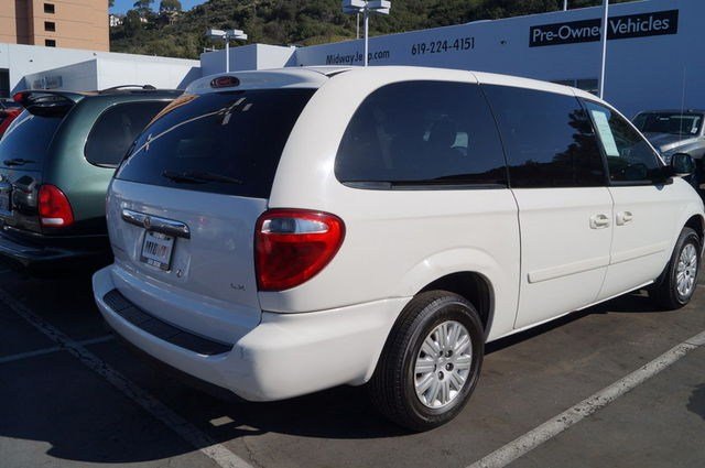 Chrysler Town and Country 2006 photo 3