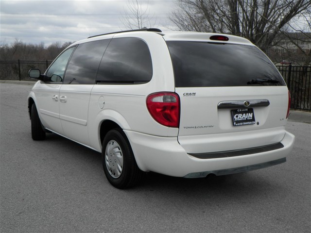 Chrysler Town and Country 2006 photo 1