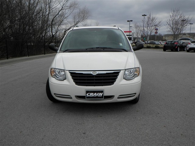 Chrysler Town and Country 2006 photo 2