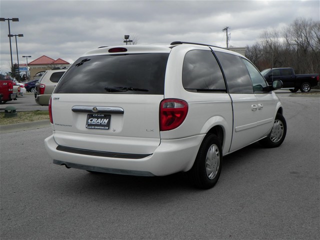 Chrysler Town and Country 2006 photo 3
