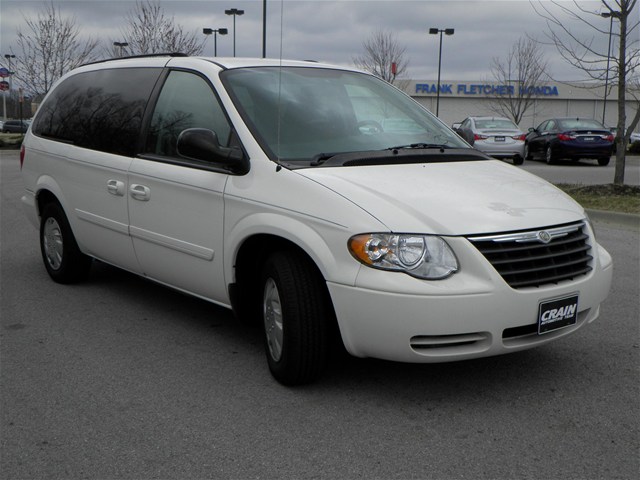 Chrysler Town and Country 2006 photo 5