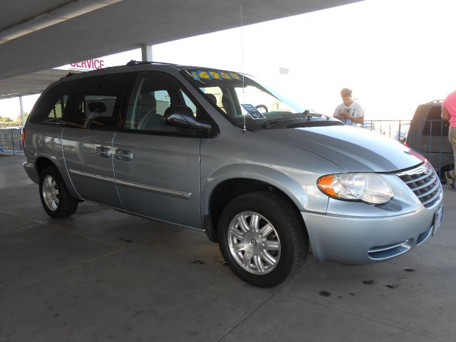 Chrysler Town and Country 2006 photo 1