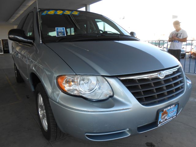 Chrysler Town and Country 2006 photo 2
