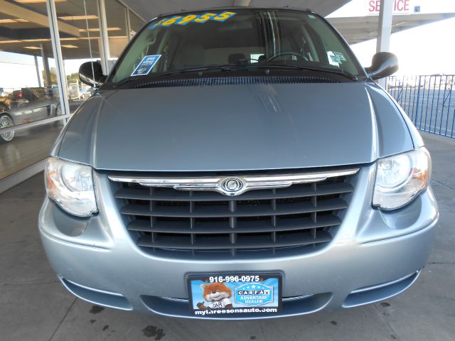 Chrysler Town and Country 2006 photo 3