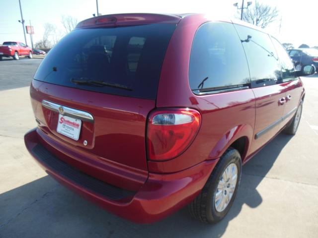 Chrysler Town and Country 2006 photo 2
