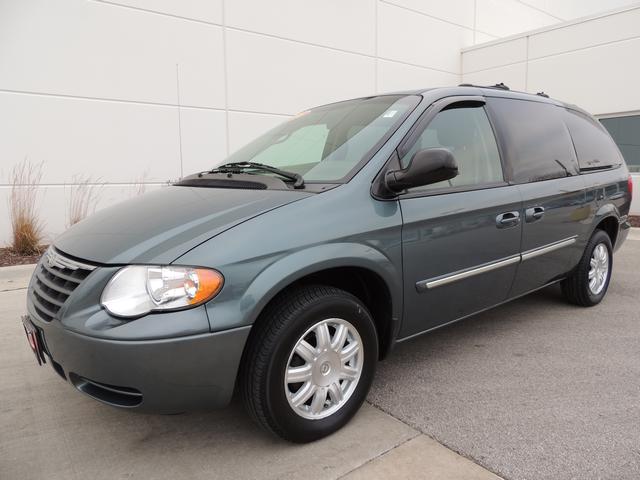 Chrysler Town and Country 2006 photo 1