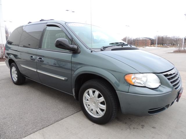 Chrysler Town and Country 2006 photo 2