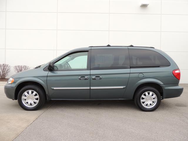Chrysler Town and Country 2006 photo 3
