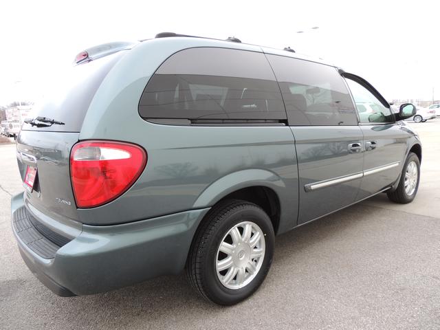 Chrysler Town and Country 2006 photo 5