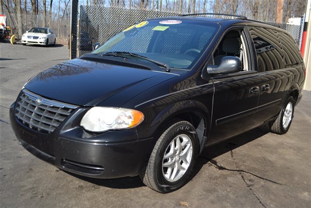 Chrysler Town and Country 2006 photo 2