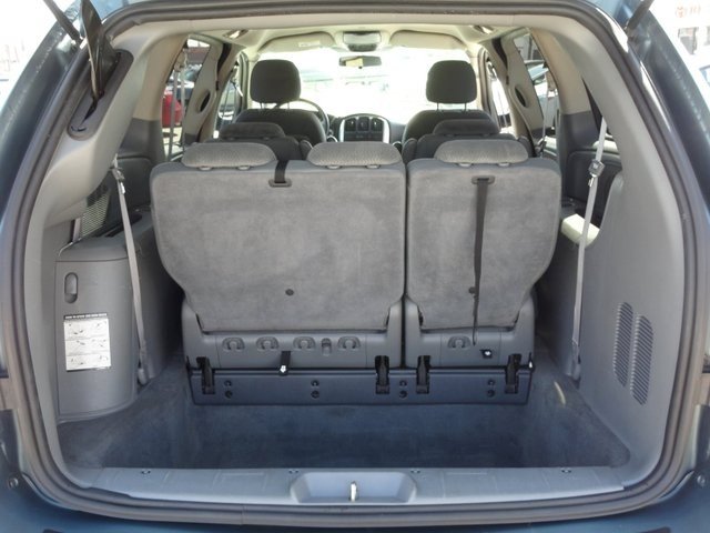 Chrysler Town and Country 2006 photo 2
