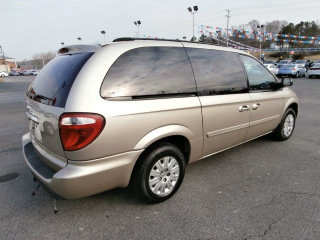 Chrysler Town and Country 2006 photo 2