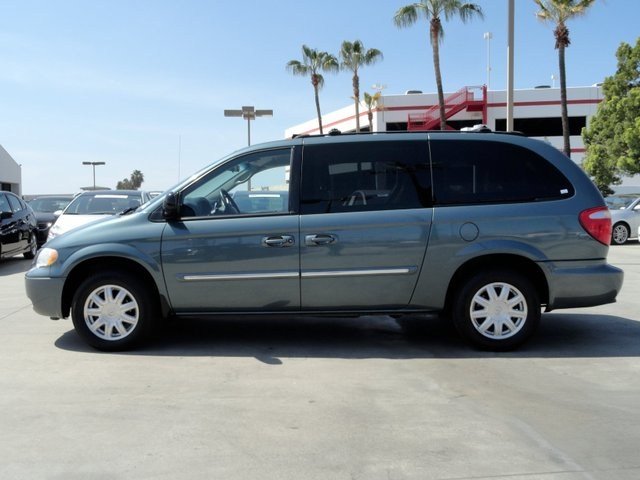 Chrysler Town and Country 2006 photo 1