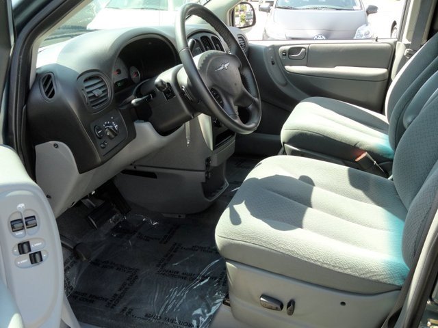 Chrysler Town and Country 2006 photo 2