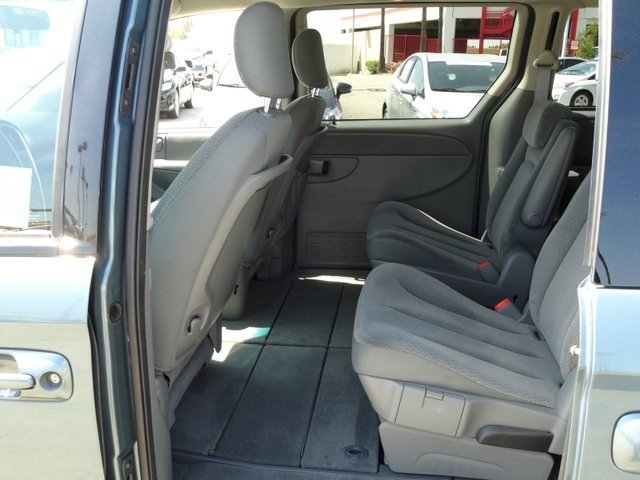 Chrysler Town and Country 2006 photo 3