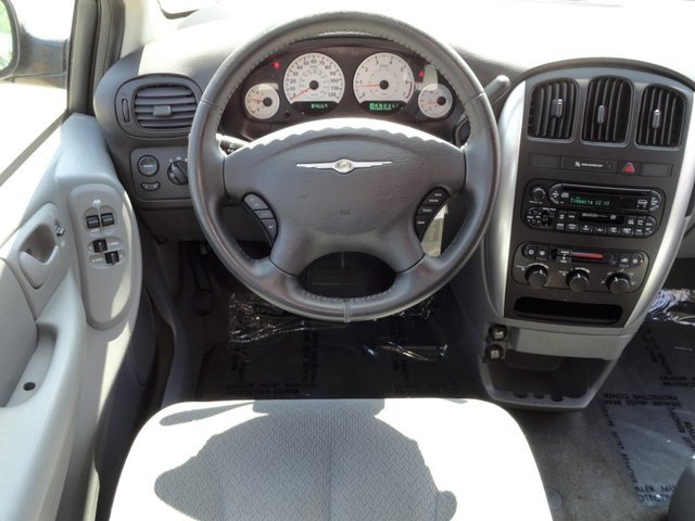 Chrysler Town and Country 2006 photo 4