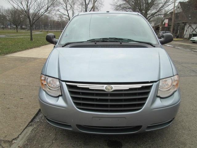 Chrysler Town and Country 2006 photo 2