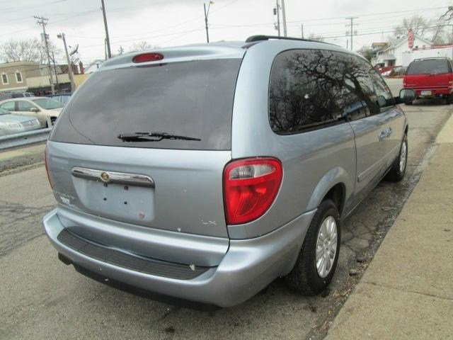Chrysler Town and Country 2006 photo 3