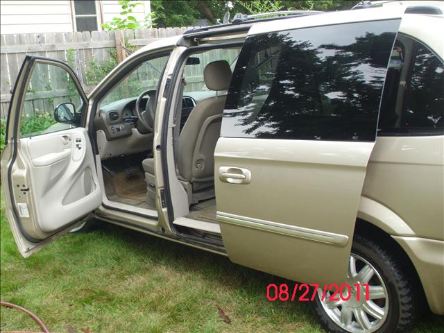 Chrysler Town and Country 2006 photo 2