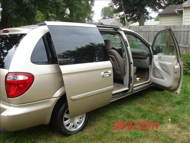 Chrysler Town and Country 2006 photo 3