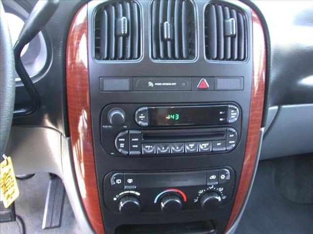 Chrysler Town and Country 2007 photo 2