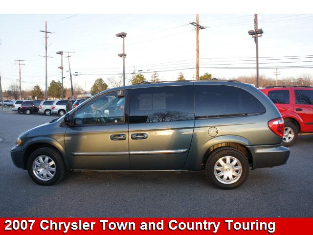 Chrysler Town and Country 2007 photo 1