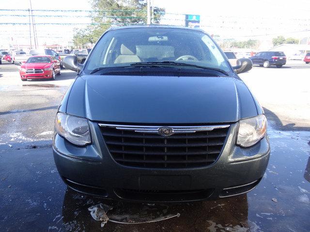 Chrysler Town and Country 2007 photo 1