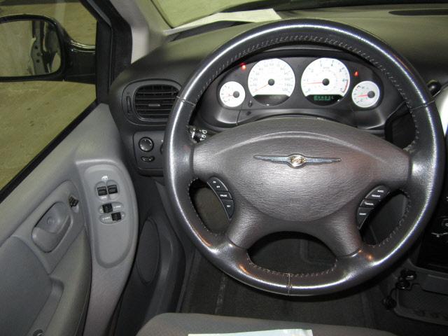 Chrysler Town and Country 2007 photo 2