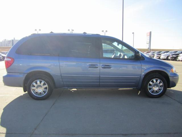 Chrysler Town and Country 2007 photo 2